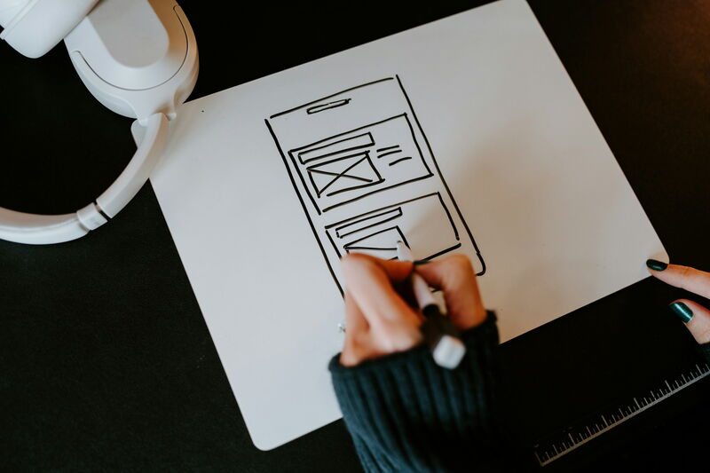 Grob skizziertes Weblayout zur Darstellung visueller Hierarchie