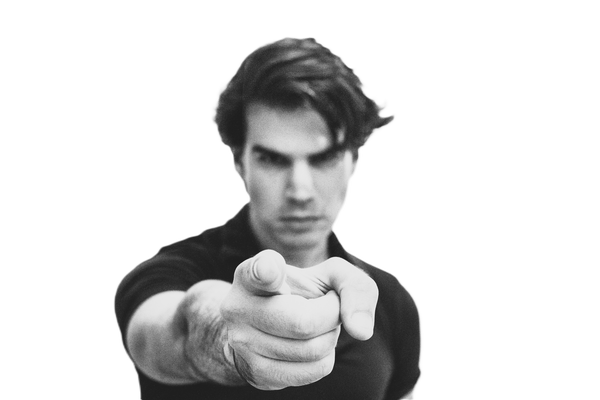 Portrait eines Mannes, welches mit dem Finger in die Kamera zeigt