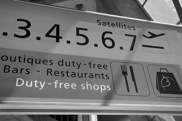 Flughafenbeschilderung mit Frutiger