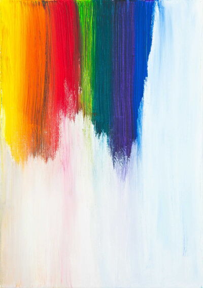Abstrakte Malerei mit vertikalen Pinselstrichen in Regenbogenfarben auf weißem Hintergrund.