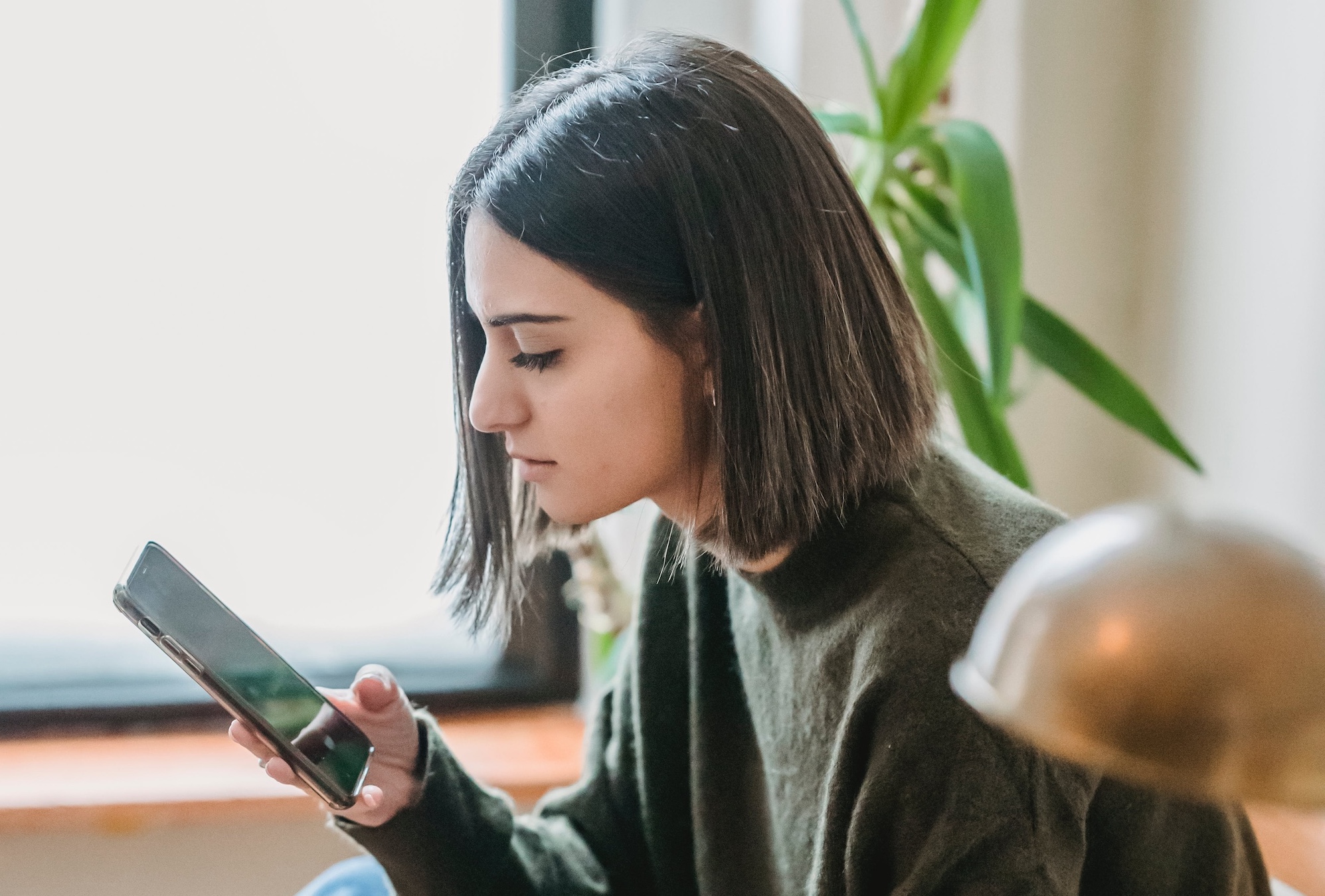 Frau mit Smartphone © Pexels