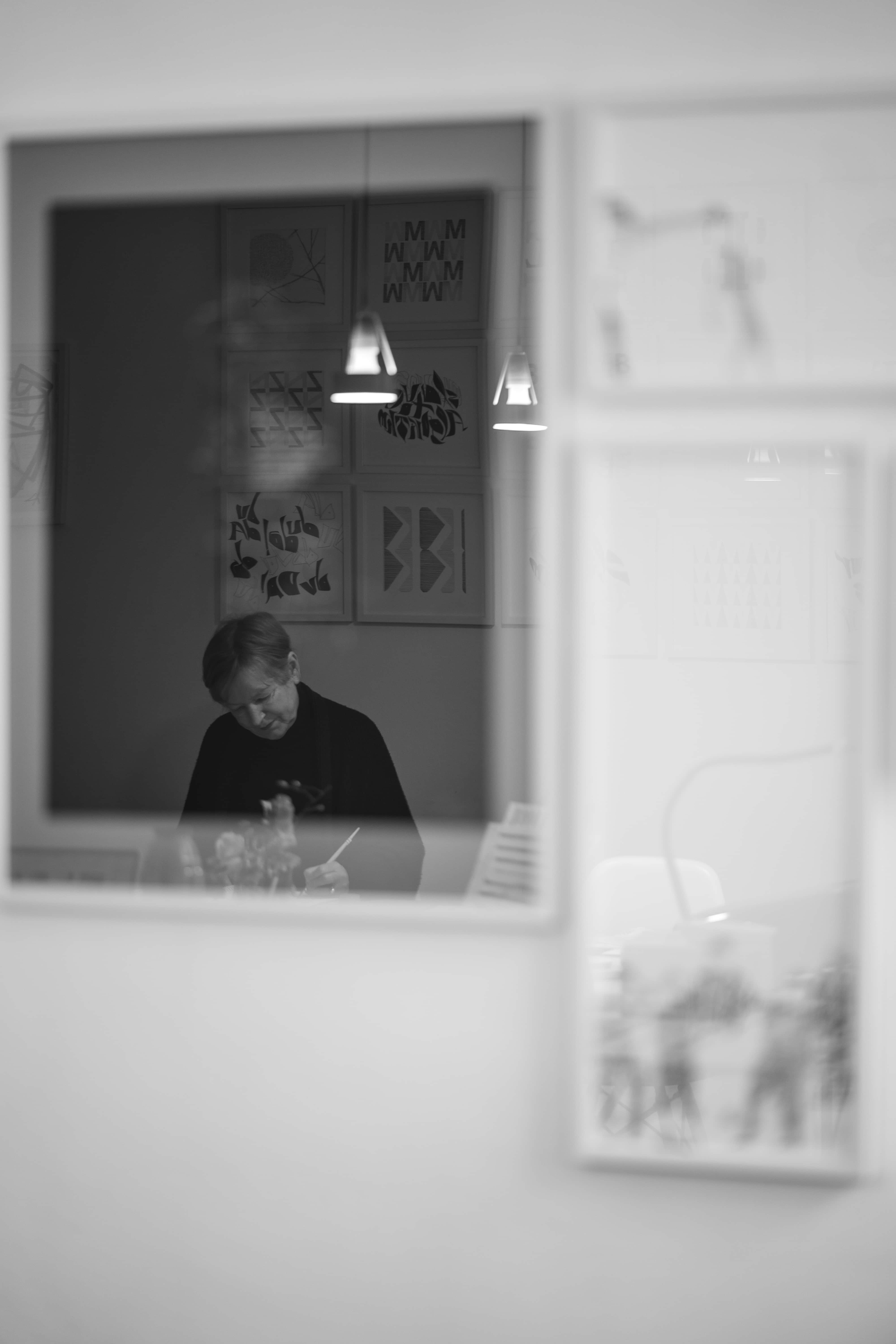 Claudia Dzengel und ihre Werke im Hintergrund